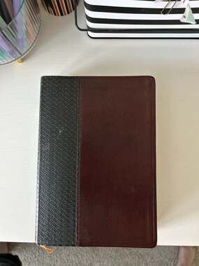 NIV Scofield Study Bible III Basketweave Black and Burgundy Bonded Leather Thumb